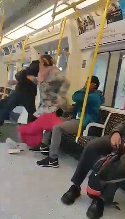 بريطاني يصفع مسلم باكستاني بمترو الأنفاق وامرأة لندنيه شجاعة تلاحقه! صورة رقم 2