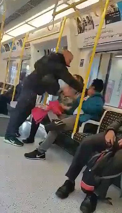 بريطاني يصفع مسلم باكستاني بمترو الأنفاق وامرأة لندنيه شجاعة تلاحقه! صورة رقم 3