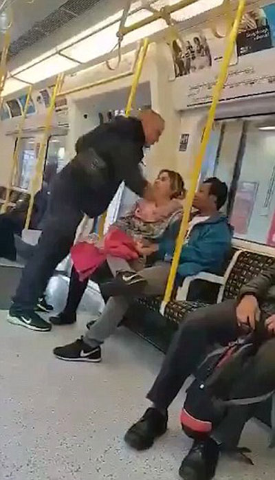 بريطاني يصفع مسلم باكستاني بمترو الأنفاق وامرأة لندنيه شجاعة تلاحقه! صورة رقم 1