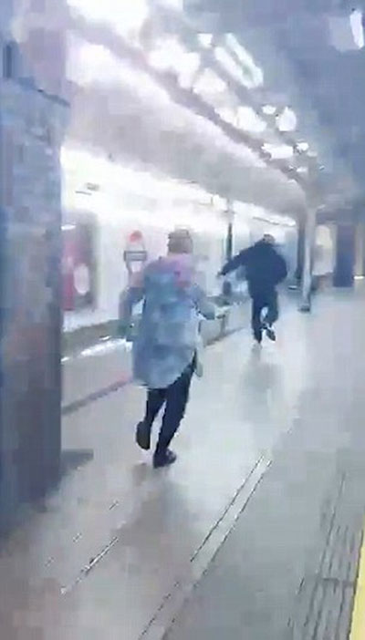 بريطاني يصفع مسلم باكستاني بمترو الأنفاق وامرأة لندنيه شجاعة تلاحقه! صورة رقم 8