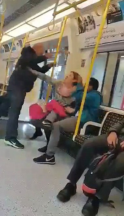 بريطاني يصفع مسلم باكستاني بمترو الأنفاق وامرأة لندنيه شجاعة تلاحقه! صورة رقم 4