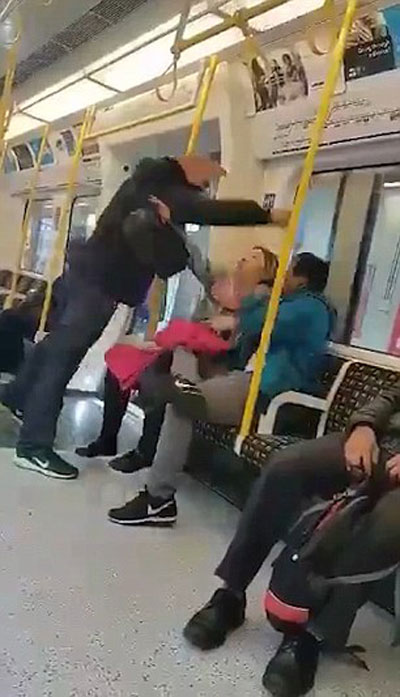 بريطاني يصفع مسلم باكستاني بمترو الأنفاق وامرأة لندنيه شجاعة تلاحقه! صورة رقم 5