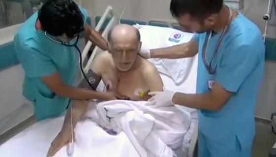 فيديو مريض استيقظ بغني بعد عملية في القلب توقف فيها قلبه 40 مرة صورة رقم 3 فيديو مريض استيقظ بغني بعد عملية في القلب توقف فيها قلبه 40 مرة صورة رقم 3