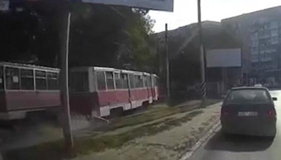 فيديو مروع.. علقت قدم الرجل فسحلته سائقة ترام 500 متر صورة رقم 1 فيديو مروع.. علقت قدم الرجل فسحلته سائقة ترام 500 متر صورة رقم 1