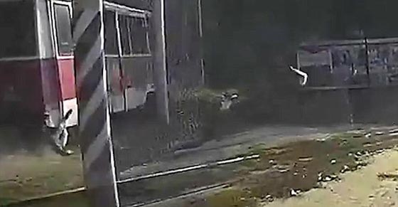 فيديو مروع.. علقت قدم الرجل فسحلته سائقة ترام 500 متر صورة رقم 2 فيديو مروع.. علقت قدم الرجل فسحلته سائقة ترام 500 متر صورة رقم 2