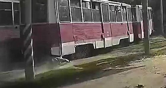 فيديو مروع.. علقت قدم الرجل فسحلته سائقة ترام 500 متر صورة رقم 3 فيديو مروع.. علقت قدم الرجل فسحلته سائقة ترام 500 متر صورة رقم 3