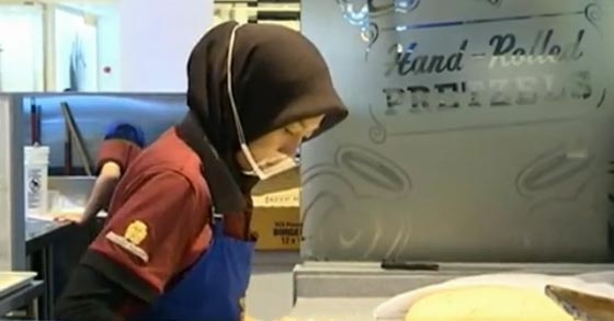 ماليزيا تعلن رسميا عن حظر بيع الهوت دوغ صورة رقم 5 ماليزيا تعلن رسميا عن حظر بيع الهوت دوغ صورة رقم 5