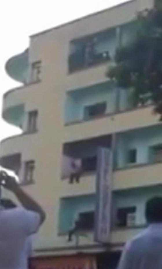 فيديو مدهش لعملية انقاذ رجل من محاولة انتحار بالقفز من بناية صورة رقم 1 فيديو مدهش لعملية انقاذ رجل من محاولة انتحار بالقفز من بناية صورة رقم 1
