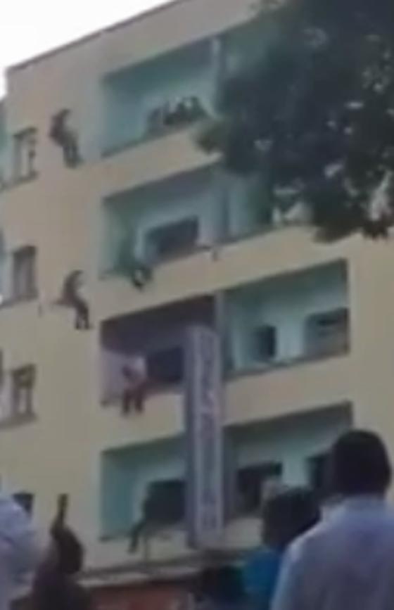 فيديو مدهش لعملية انقاذ رجل من محاولة انتحار بالقفز من بناية صورة رقم 2 فيديو مدهش لعملية انقاذ رجل من محاولة انتحار بالقفز من بناية صورة رقم 2