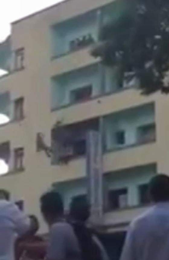 فيديو مدهش لعملية انقاذ رجل من محاولة انتحار بالقفز من بناية صورة رقم 3 فيديو مدهش لعملية انقاذ رجل من محاولة انتحار بالقفز من بناية صورة رقم 3