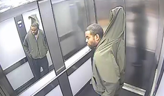  اللص الغبي سرق ستائر اطول منه فكشفت الكاميرات سرّه صورة رقم 1