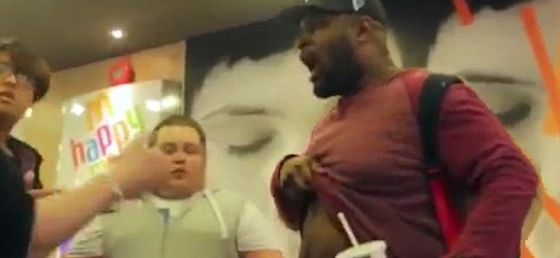 امرأة تتهكم على رجلين بدينيين وعامل ماكدونالدز يسكب مشروبا على راسها صورة رقم 1