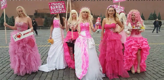 دمى باربي يتظاهرن في الساحة الحمراء بموسكو.. فيديو صورة رقم 1 دمى باربي يتظاهرن في الساحة الحمراء بموسكو.. فيديو صورة رقم 1