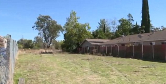 ما سر المرأة التي تحمل جمجمة على عصا في كاليفورنيا؟ فيديو وصور صورة رقم 2 ما سر المرأة التي تحمل جمجمة على عصا في كاليفورنيا؟ فيديو وصور صورة رقم 2