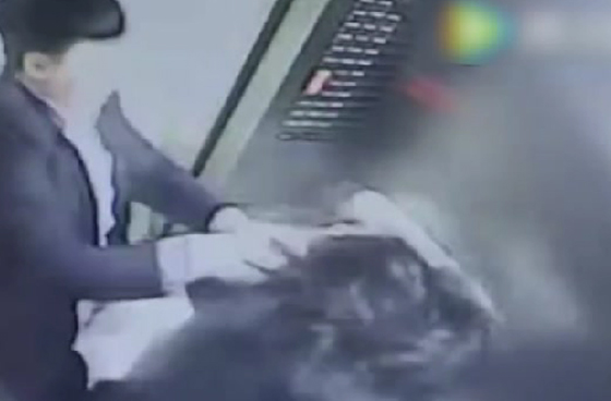  فيديو مروع.. رجل يعتدي بوحشية على امرأة طلبت منه اطفاء السيجارة صورة رقم 2