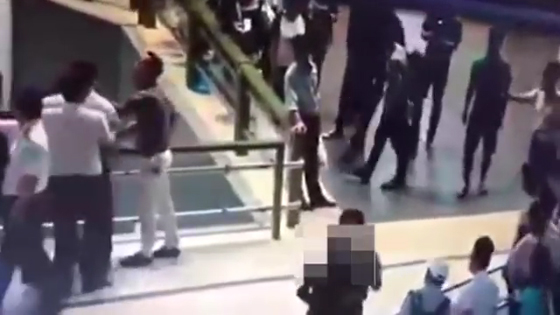 فيديو مؤلم.. مسافر يصفع موظفة شركة طيران بجهاز ايباد صورة رقم 1 فيديو مؤلم.. مسافر يصفع موظفة شركة طيران بجهاز ايباد صورة رقم 1