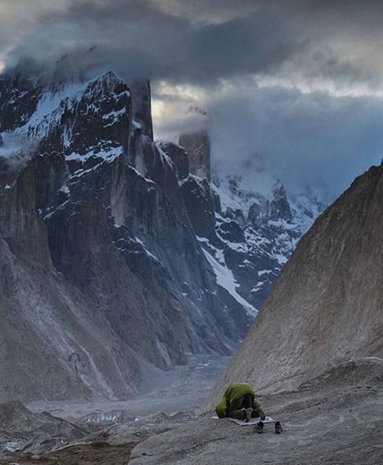 مسلمة امريكية تقيم الصلاة وتستمتع بها في اجمل واغرب المواقع! صور صورة رقم 3