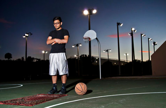 مسلمة امريكية تقيم الصلاة وتستمتع بها في اجمل واغرب المواقع! صور صورة رقم 4