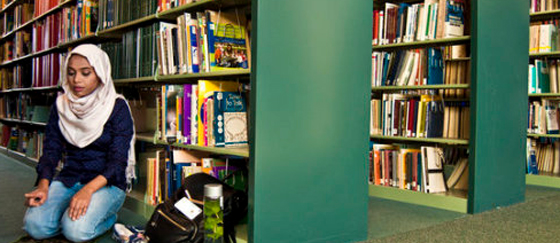 مسلمة امريكية تقيم الصلاة وتستمتع بها في اجمل واغرب المواقع! صور صورة رقم 5