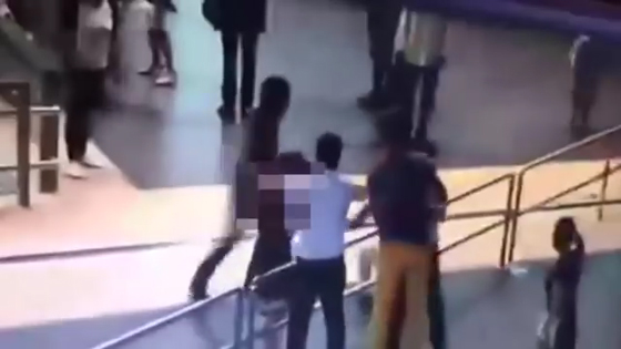 فيديو مؤلم.. مسافر يصفع موظفة شركة طيران بجهاز ايباد صورة رقم 2 فيديو مؤلم.. مسافر يصفع موظفة شركة طيران بجهاز ايباد صورة رقم 2