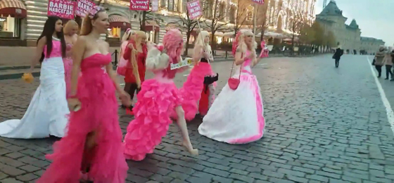 دمى باربي يتظاهرن في الساحة الحمراء بموسكو.. فيديو صورة رقم 2 دمى باربي يتظاهرن في الساحة الحمراء بموسكو.. فيديو صورة رقم 2