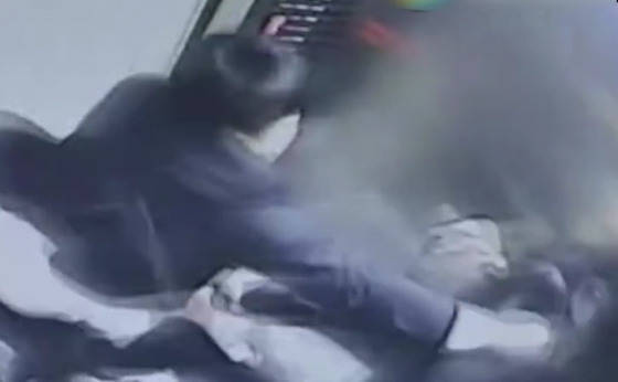  فيديو مروع.. رجل يعتدي بوحشية على امرأة طلبت منه اطفاء السيجارة صورة رقم 1