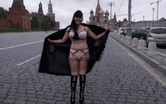 فنانة أوبرا تتجرد من ملابسها طالبة الزواج من بوتين صورة رقم 2