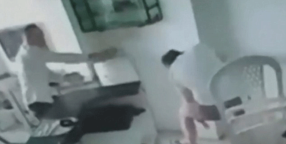 فيديو مروع.. مقتل صاحب متجر للساعات اثناء تصديه للص مسلح صورة رقم 1