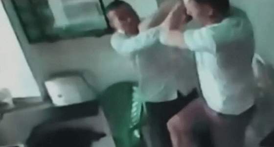 فيديو مروع.. مقتل صاحب متجر للساعات اثناء تصديه للص مسلح صورة رقم 2