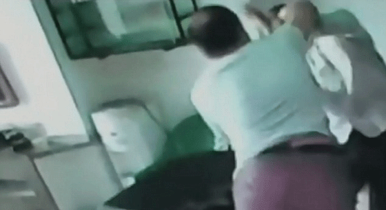 فيديو مروع.. مقتل صاحب متجر للساعات اثناء تصديه للص مسلح صورة رقم 3