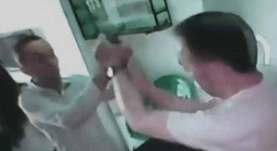 فيديو مروع.. مقتل صاحب متجر للساعات اثناء تصديه للص مسلح صورة رقم 4