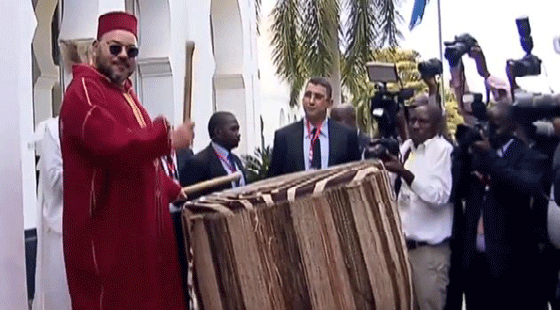 ملك المغرب يقرع طبول السلام في تنزانيا الافريقية.. فيديو صورة رقم 1 ملك المغرب يقرع طبول السلام في تنزانيا الافريقية.. فيديو صورة رقم 1