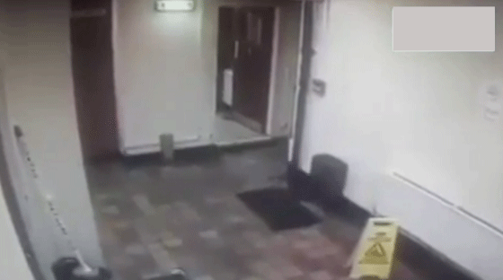 كاميرا ترصد عفريتا في حانة يحرك الاشياء ويثير الفزع.. فيديو صورة رقم 1 كاميرا ترصد عفريتا في حانة يحرك الاشياء ويثير الفزع.. فيديو صورة رقم 1