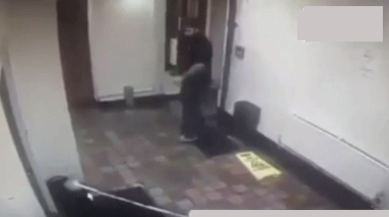 كاميرا ترصد عفريتا في حانة يحرك الاشياء ويثير الفزع.. فيديو صورة رقم 4 كاميرا ترصد عفريتا في حانة يحرك الاشياء ويثير الفزع.. فيديو صورة رقم 4