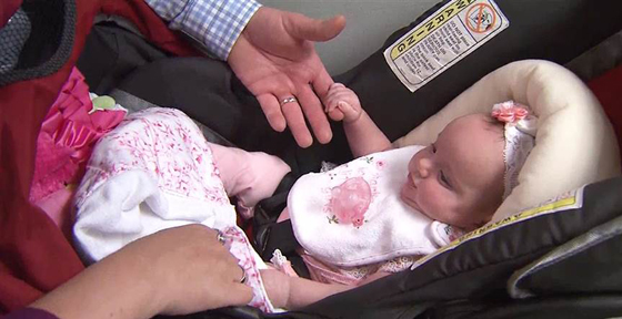 طفلة ولدت مرتين.. اجريت لها جراحة واعيدت الى رحم امها صورة رقم 1