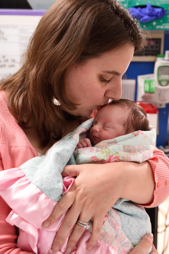 طفلة ولدت مرتين.. اجريت لها جراحة واعيدت الى رحم امها صورة رقم 2