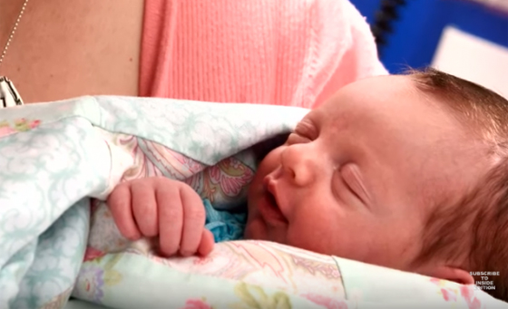 طفلة ولدت مرتين.. اجريت لها جراحة واعيدت الى رحم امها صورة رقم 4