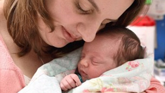 طفلة ولدت مرتين.. اجريت لها جراحة واعيدت الى رحم امها صورة رقم 5