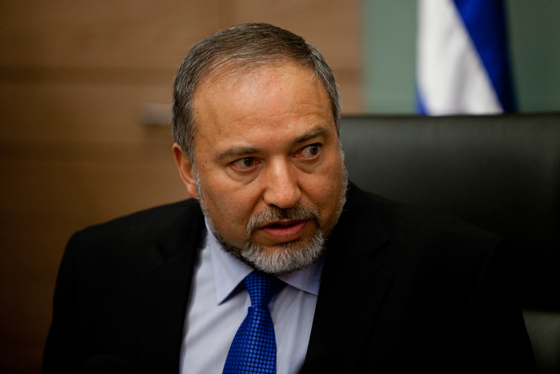 مقابلة لصحيفة القدس مع وزير الامن الاسرائيلي تفجر غضب الفلسطينيين صورة رقم 6