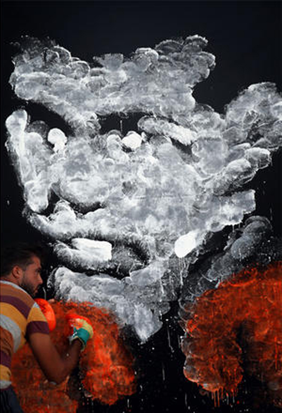 فنان فلسطيني يرسم جدارية محمد علي كلاي باستخدام قفازات ملاكمة صورة رقم 1