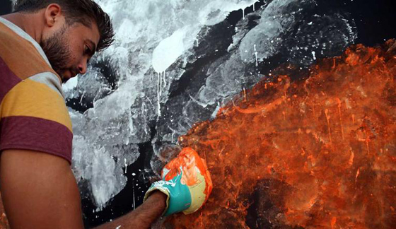 فنان فلسطيني يرسم جدارية محمد علي كلاي باستخدام قفازات ملاكمة صورة رقم 3