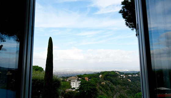 البابا فرانسيس يفتح منتجعه الصيفي الفخم ويفتح قلبه مرحّبا بزائري المكان صورة رقم 10