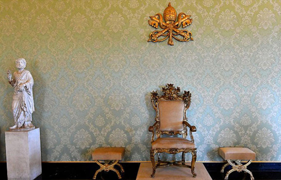 البابا فرانسيس يفتح منتجعه الصيفي الفخم ويفتح قلبه مرحّبا بزائري المكان صورة رقم 3