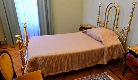 البابا فرانسيس يفتح منتجعه الصيفي الفخم ويفتح قلبه مرحّبا بزائري المكان صورة رقم 4