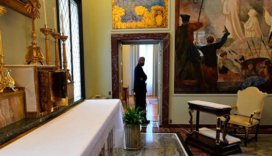 البابا فرانسيس يفتح منتجعه الصيفي الفخم ويفتح قلبه مرحّبا بزائري المكان صورة رقم 6