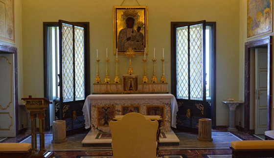 البابا فرانسيس يفتح منتجعه الصيفي الفخم ويفتح قلبه مرحّبا بزائري المكان صورة رقم 5