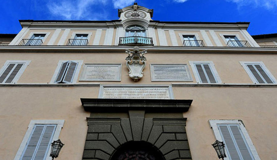 البابا فرانسيس يفتح منتجعه الصيفي الفخم ويفتح قلبه مرحّبا بزائري المكان صورة رقم 1