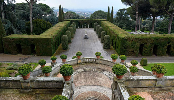 البابا فرانسيس يفتح منتجعه الصيفي الفخم ويفتح قلبه مرحّبا بزائري المكان صورة رقم 2