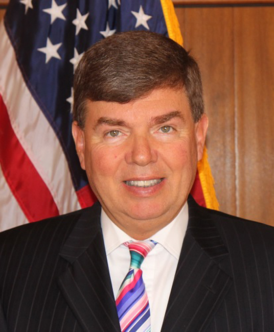 فيديو طريف: القنصل الأميركي في جدة يشارك في رقصة شعبية  صورة رقم 4