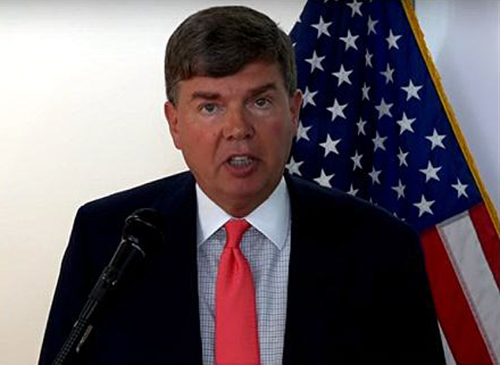 فيديو طريف: القنصل الأميركي في جدة يشارك في رقصة شعبية  صورة رقم 5